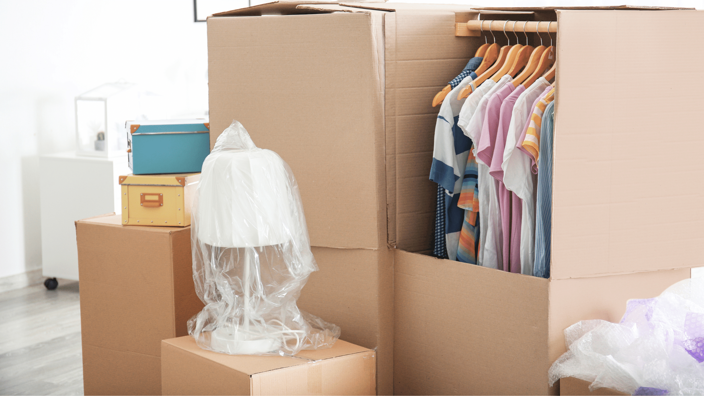 Comment stocker vos vêtements dans un box de self-stockage ?